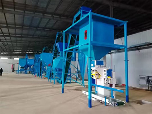 Trình diễn dây chuyền sản xuất viên thức ăn chăn nuôi