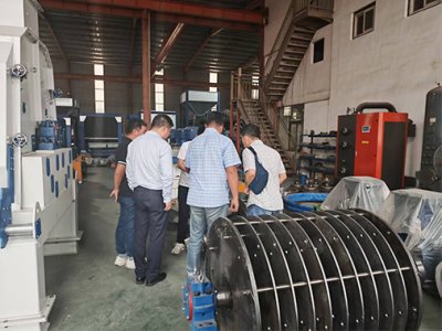 Os clientes indonésios visitaram a nossa empresa para inspecionar a linha de produção de pellets de biomassa.