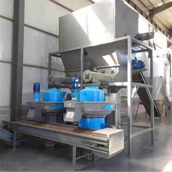 Sáu đặc điểm của máy ép viên: Thiết kế tổng thể máy được cải thiện, nhỏ gọn hơn. Thiết kế mô-đun được áp dụng, tăng độ tin cậy vận hành lên 4-6 lần. Máy sử dụng thiết bị hàn kín dạng mê cung không tiếp xúc với hiệu suất tuyệt vời và khả năng chống mài mòn cao. Diện tích bề mặt vỏ hộp giảm tốc được tăng lên, hệ thống làm mát cưỡng bức bằng khí nén được áp dụng, mang lại hiệu suất tản nhiệt tuyệt vời. Khuôn được thiết kế hai lớp với hệ thống cấp liệu thẳng đứng, ngăn ngừa cong vênh và nứt vỡ.